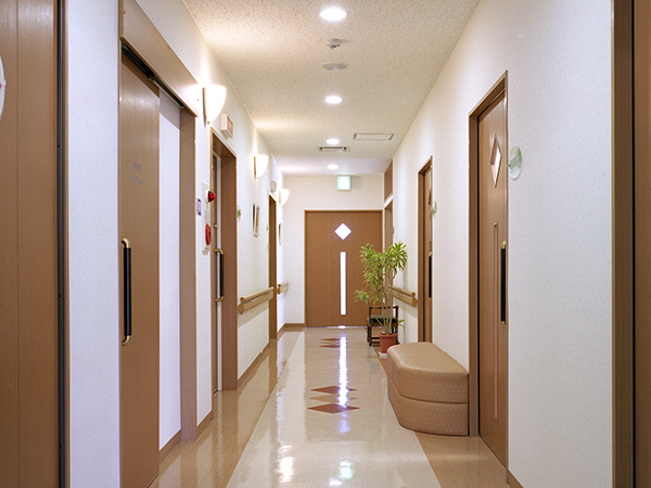 画像：1F廊下 1F廊下です。右側が診察室・処置室です。 左側がＸ線室・内視鏡室となっています。